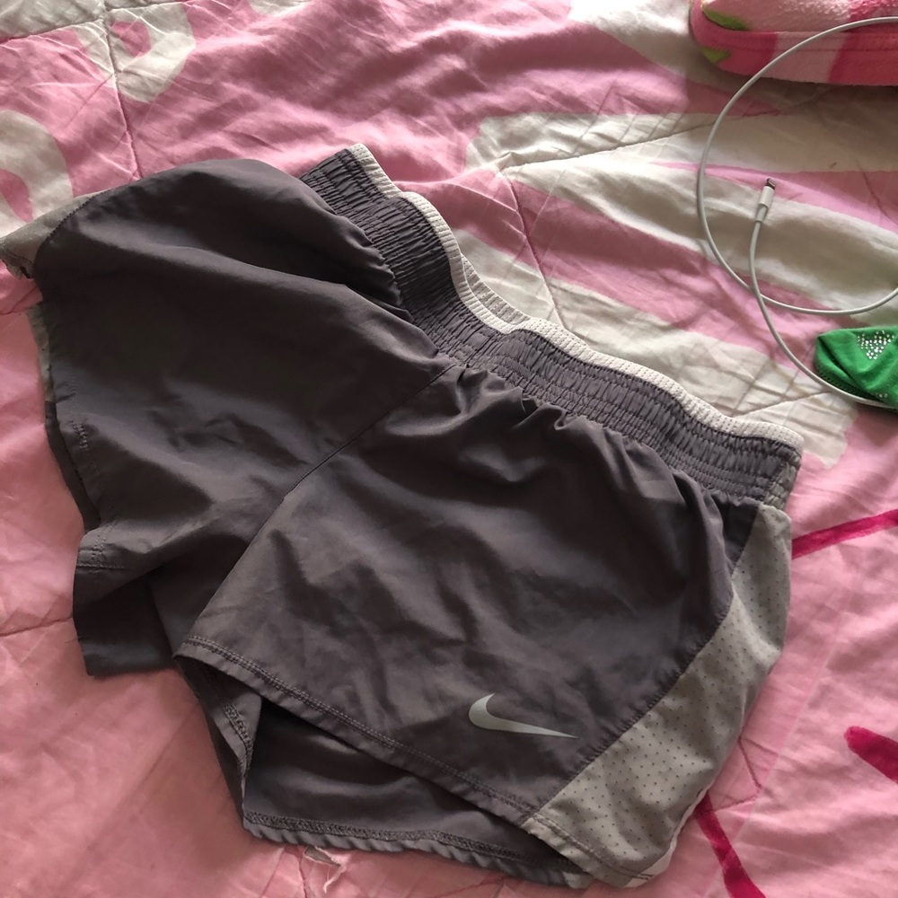 GRAY NIKE SHORTS - Picture 4 of 7